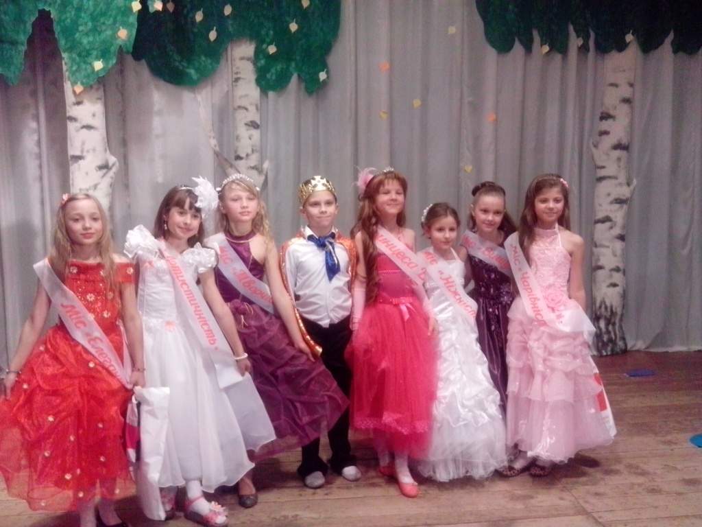 Маленькі принцеси - учасниці конкурсу 